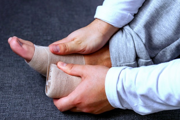 treating feet injury, compression