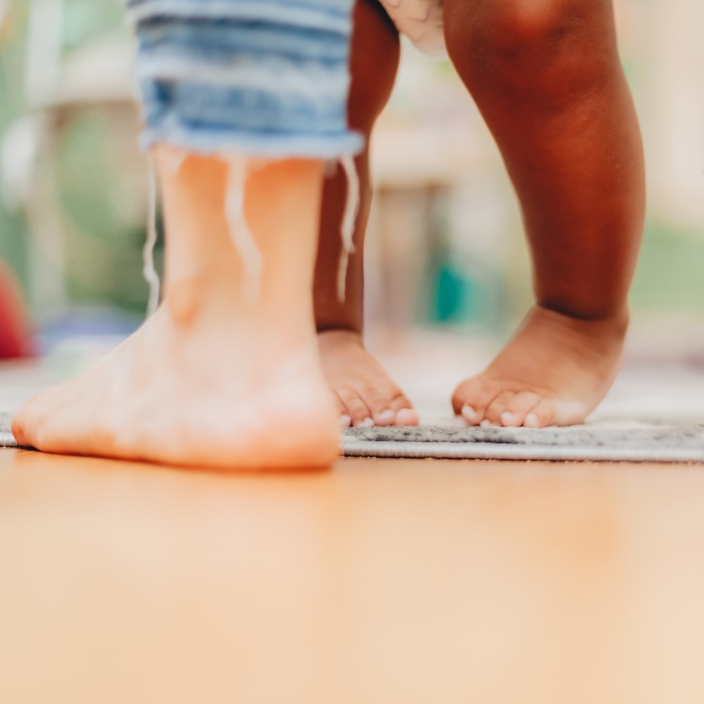 دليلك الشامل لعلاج الأقدام المسطحة للأطفال دليلك الشامل لعلاج الأقدام المسطحة للأطفال